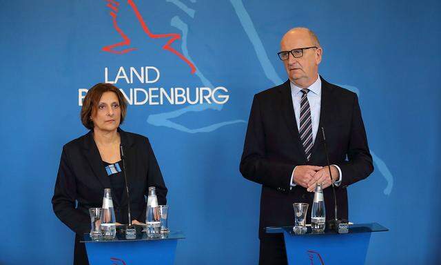 Bildungsministerin Britta Ernst (SPD) und Ministerpräsident Dietmar Woidke (SPD) bei der Pressekonferenz am Montag.