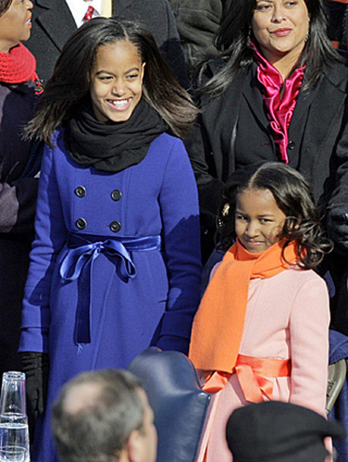 ... und zwar an Sasha und Malia Obama, die hier von ihrer Tante Maya Soetoro-Ng, der Schwester des neuen Präsidenten, begleitet werden.