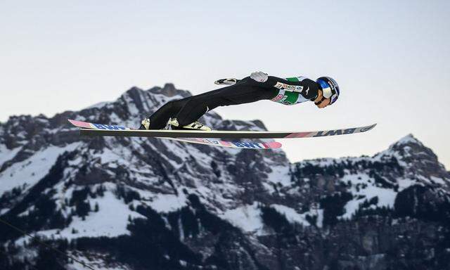 Ob Engelberg, Oberstdorf oder Olympiaschanze in Zhangjiakou: der Japaner Ryōyū Kobayashi setzt mit seiner Haltung neue Skisprung-Stilnoten.