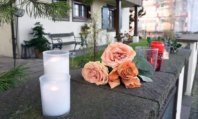 Blumen und Kerzen vor dem Haus in der Schweiz, in dem Udo Jürgens zuletzt gewohnt hat.