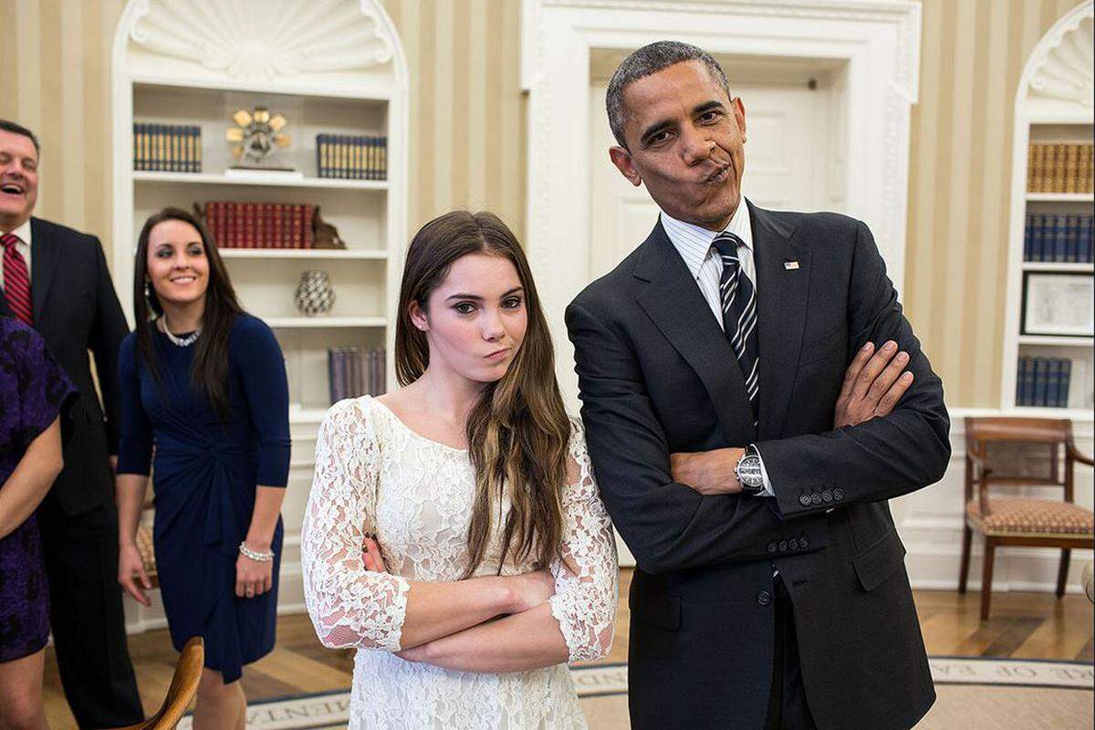 Obama mit der Olympia-Turnerin McKayla Maroney 2012. Während der Übergabe ihrer Silbermedaille bei den Olympischen Spielen in London schaute die Sportlerin wenig begeistert - ein Bild, das in den USA im Internet für Schmunzeln sorgte. Obama stellte den Gesichtsausdruck der damals 20-Jährigen bei einem offiziellen Empfang nach.