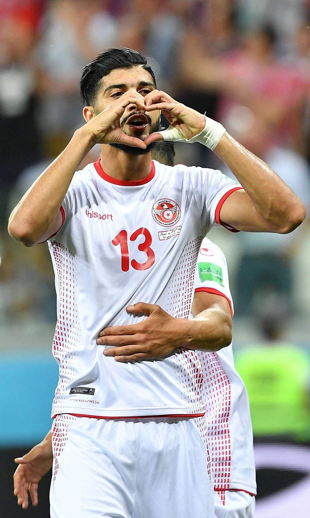 Tunesiens Mittelfeldspieler Ferjani Sassi war bei seinem Torjubel romantisch unterwegs. Er küsste zunächst den Rasen. Danach formte er mit seinen Händen ein Herz und schickte einen Kuss durch das Herz. Tunesien verlor jedoch trotz des Elfmetertors gegen England mit 1:2.