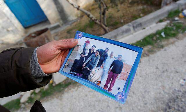 Der Bruder des mutmaßlichen Berlin-Attentäters zeigt ein Foto der Familie.