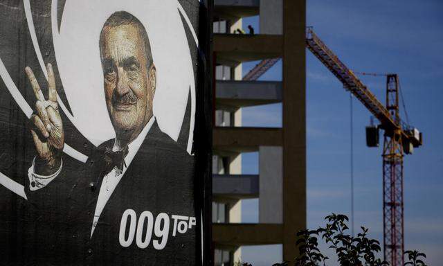 Schwarzenberg-Plakat im Stil von James Bond 007 im Vorfeld der Parlamentswahl 2013. Seine Partei hieß Top09.  