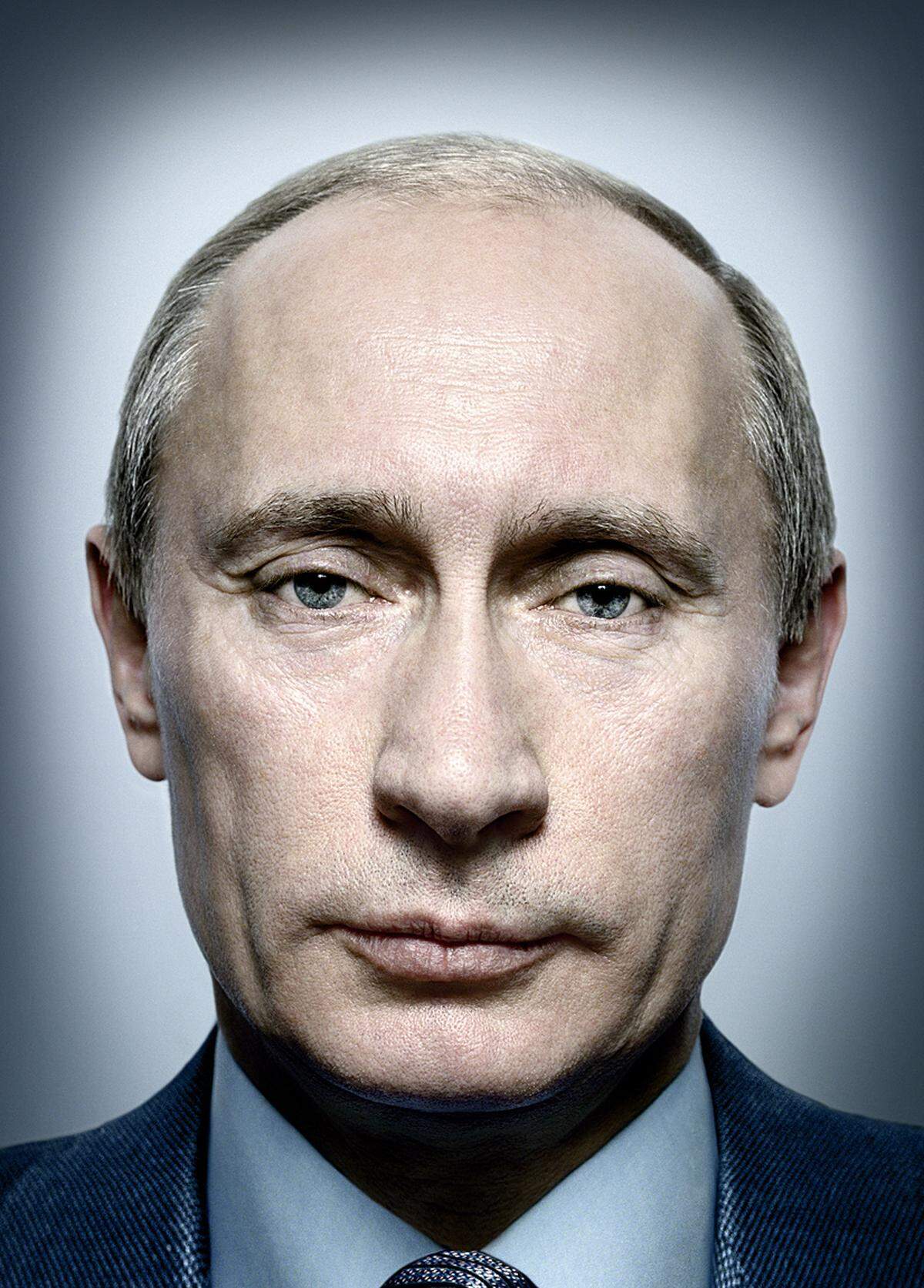 Besonders bekannt ist Platons Porträt von Wladimir Putin: Der damalige russische Präsident und jetzige Ministerpräsident wurde vom Magazin Time zum "Mann des Jahres" gekürt. Platons Foto, das auf dem Cover des Magazins abgebildet war, wurde mit einem World Press Photo Award in der Kategorie Porträt. Das Bild entstand in Russland.