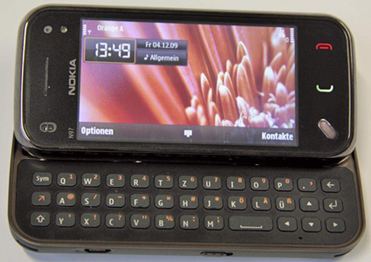 Auch wenn es einige Schönheitsfehler hat, macht das N97 mini einen ausgereifteren Eindruck als sein großer Bruder. Es liegt besser in der Hand, bietet dieselben Funktionen und besitzt fast dieselben technischen Daten - und denselben Preis. Derzeit zahlt man für das große und kleine N97 jeweils rund 480 Euro ohne Vertrag. Für internetaffine Menschen mit Vorliebe für Nokia und kompakte Geräte ist das N97 mini ideal. Um iPhone und Android paroli bieten zu können, muss Nokia beim Symbian-System dringend nachbessern - oder komplett auf das gelungene Maemo umsteigen, das im N900 eingesetzt wird.Technische Daten