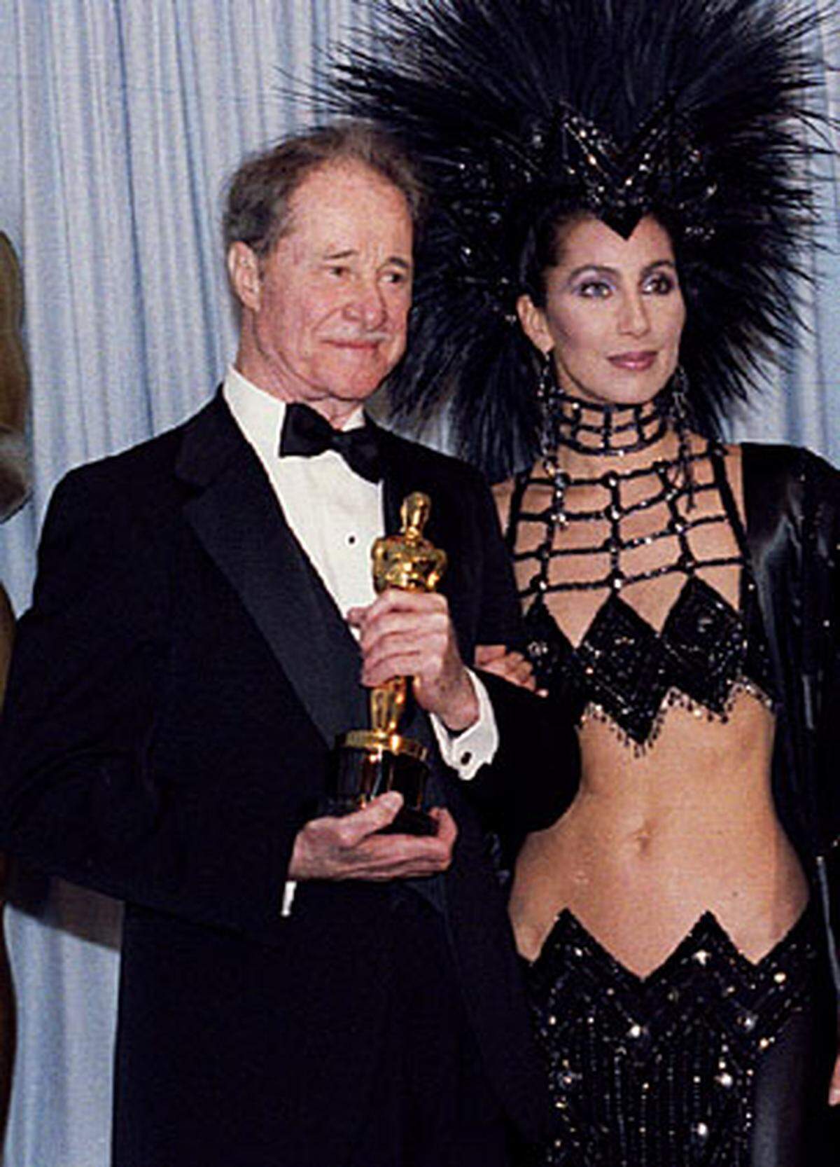 Cher. Ein Mode-Drama in drei Bildern.  1986 kam die Nebendarstellerin in Ron Howards "Cocoon" bauchfrei. Co-Star Don Ameche wirkt trotz Oscar-Erfolges peinlich berührt.