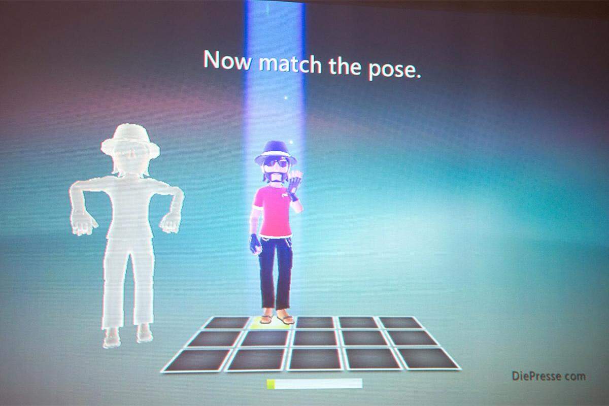 Damit man für das Gerät aber nicht einfach nur eine schemenhafte Gestalt ist, gibt es die Möglichkeit, sein Spielerprofil mit einer Kinect ID auszustatten. Dabei muss man ein paar Minuten diverse Posen einnehmen, damit Körper und Gesicht aufgezeichnet werden können. Stellt man sich dann später vor den Sensor, wird man zuverlässig erkannt.