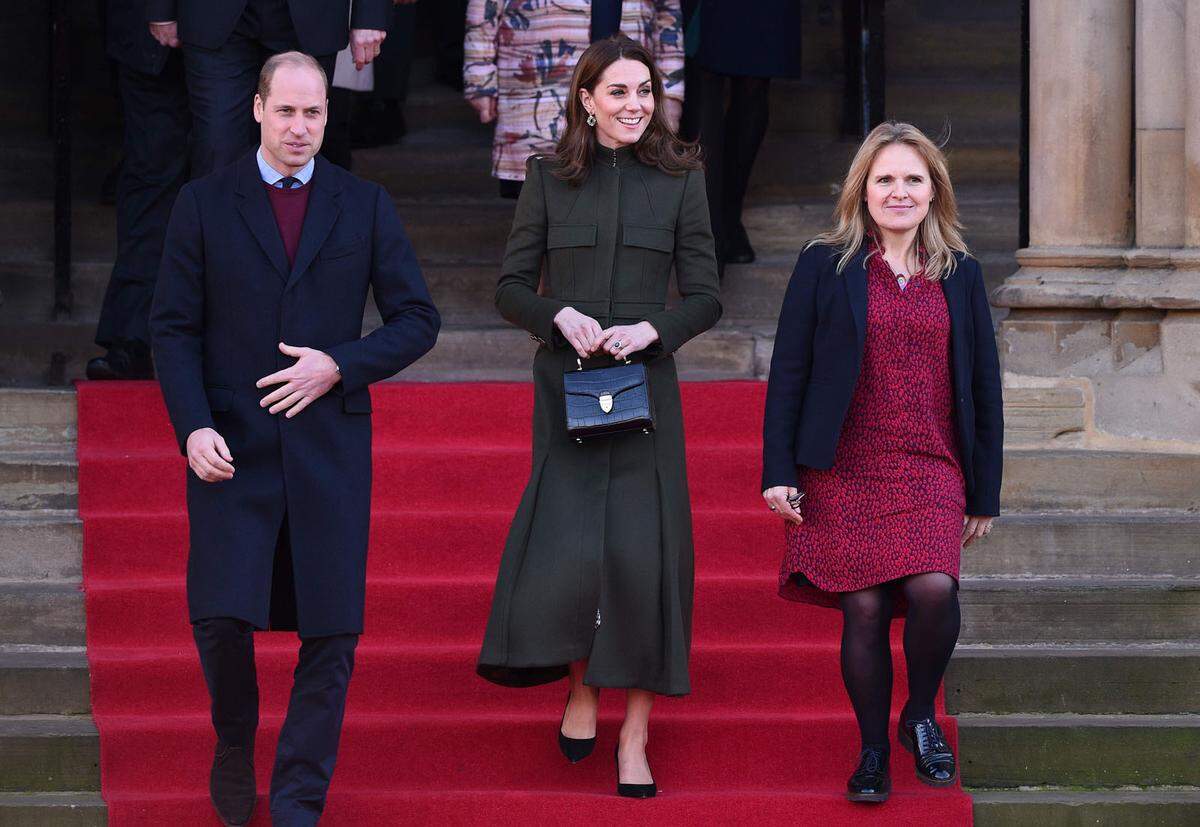 Den ersten öffentlichen Termin 2020 nahm Herzogin Catherine mit einem Besuch in Bradford, nachdem die Stadt bei einer Umfrage zur Stadt, die sich am meisten verbessert und eine gute Work-Life-Balance hat, auserkoren wurde. Sie trug einen Mantel im MIlitär- Stil von Alexander McQueen.