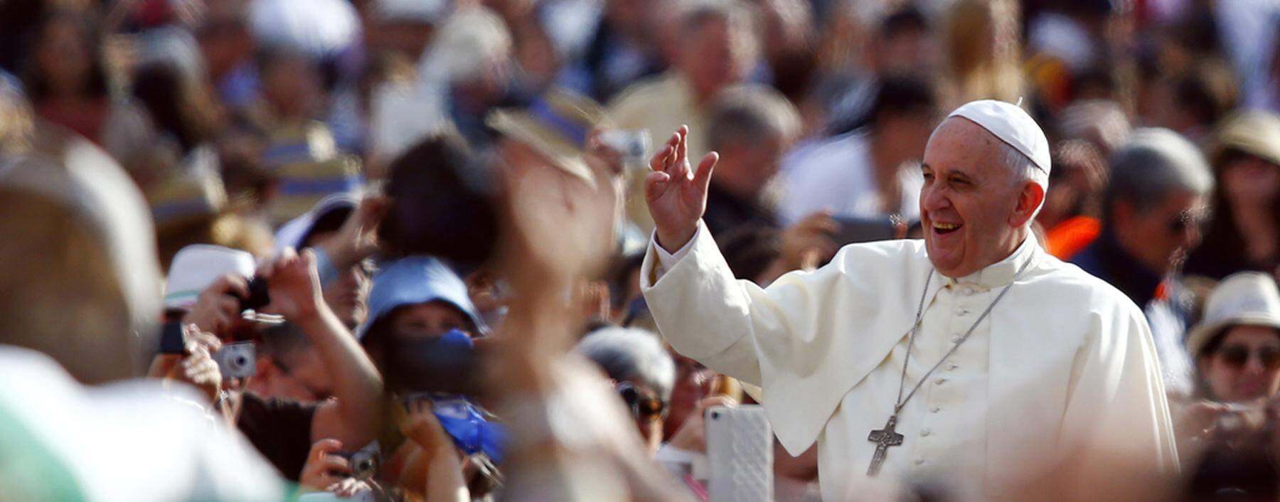 Pope Francis waves as he arrives to lead his weekly general audience in Saint Peter´s Square at the Vatican