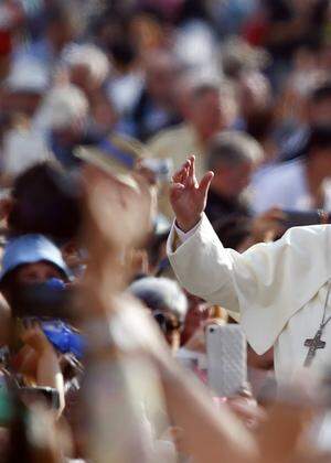 Pope Francis waves as he arrives to lead his weekly general audience in Saint Peter´s Square at the Vatican