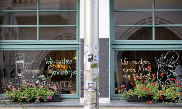 Stellengesuch, angeschrieben am Fenster eines Restaurants in Schwerin, Mecklenburg-Vorpommern. Schwerin *** Job applica