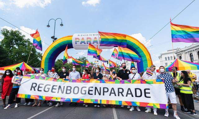 Bei über 30 Grad Celsius hat am Samstag die Wiener Regenbogenparade ihr Comeback gefeiert