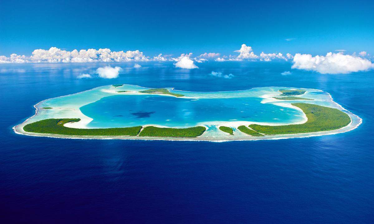 Michelle wurde in einer Bucht der zu Französisch-Polynesien gehörenden Insel beim Stand-up-Paddeln fotografiert.