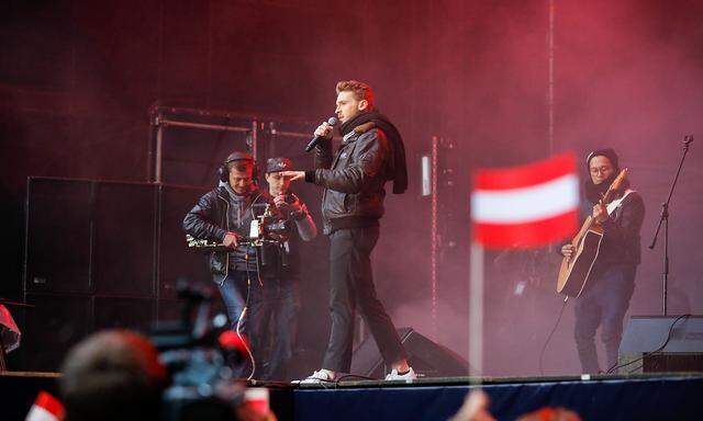Nathan Trent bei einem Auftritt im "Eurovision Village" in Kiew