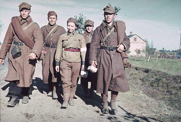 Hunderttausende polnische Soldaten gerieten in deutsche und sowjetische Kriegsgefangenschaft. Nicht wenige von ihnen kamen in Lagern um. Auf diesem seltenen Farbfoto begleitet eine Krankenschwester gefangene Polen.
