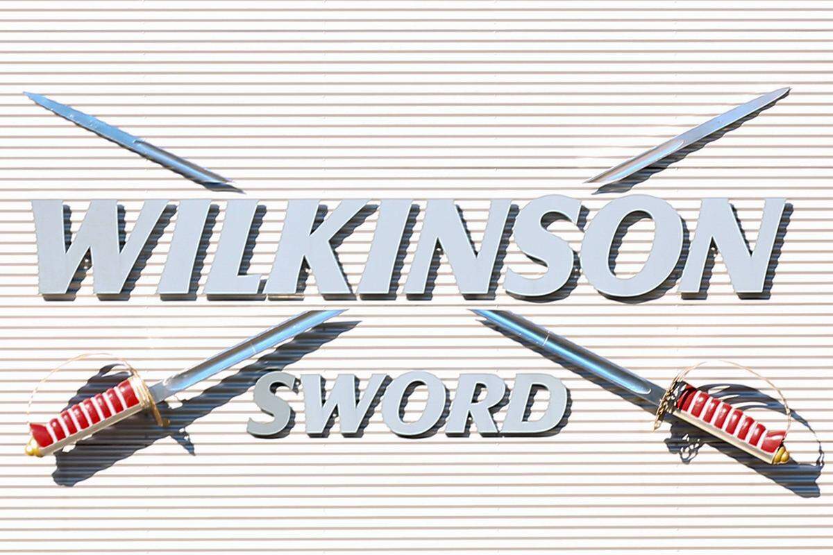 Die heute zum Batteriehersteller Energizer gehörende Marke Wilkinson geht zurück auf das Jahr 1772. 1887 wurde das Unternehmen in "The Wilkinson-Sword Company" umbenannt. Das Logo des Unternehmens bezieht sich auf die ursprüngliche Betätigung des Unternehmensgründers als Schwertschmied, wobei die Klingen auch hervorragend zu den noch heute verkauften Rasierklingen, Rasierapparaten und Gartenscheren passt.