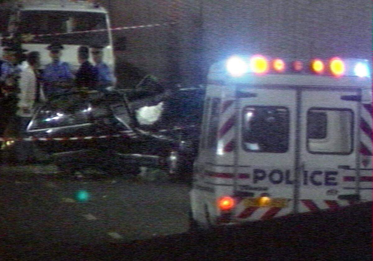 31. August, 00.20 Uhr: Das Paar hat sich entschlossen, doch noch zu Al Fayeds Wohnung in der Rue Arsene-Houssaye zu fahren. Der Mercedes mit Henri Paul am Steuer fährt vor dem Hotel los, verfolgt von Fotografen.