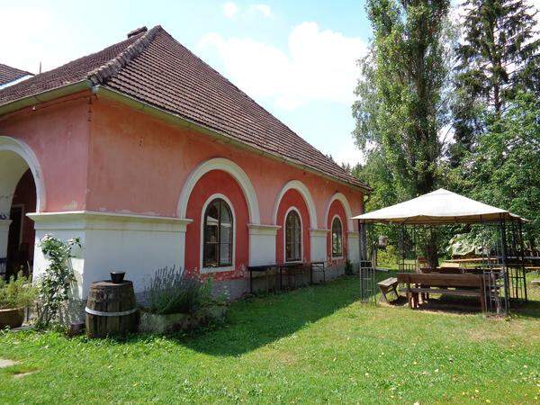 Viele Nutzungen haben ihre Spuren hinterlassen, etwa die große Grillstelle samt Salettl im Garten. Auf den Steinen sind noch Farbspuren des "Hörmanns-Blau" zu sehen, die in der Fabrik einst hergestellt wurde.