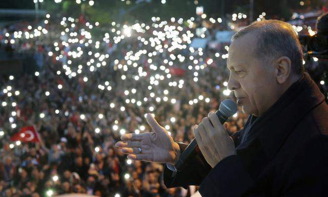 "Wir werden dieses Land für weitere fünf Jahre regieren": Recep Tayyip Erdoğan erklärt sich sich bereits vor Auszählung aller Stimmen vor seinen Anhängern in Istanbul zum Wahlsieger. 