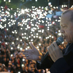 "Wir werden dieses Land für weitere fünf Jahre regieren": Recep Tayyip Erdoğan erklärt sich sich bereits vor Auszählung aller Stimmen vor seinen Anhängern in Istanbul zum Wahlsieger. 