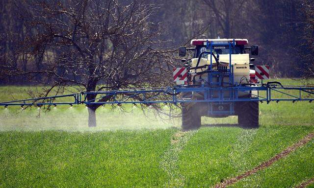 Ein Landwirt bringt das Pflanzenschutzmittel Glyphosat auf einem Feld aus spritzen Spritzmittel Unk