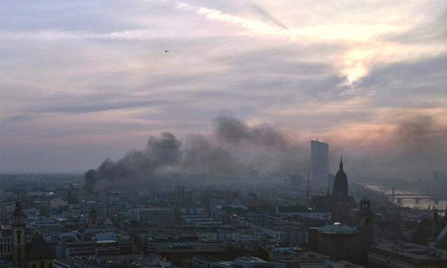 Rauchschwaden über der Skyline von Frankfurt.