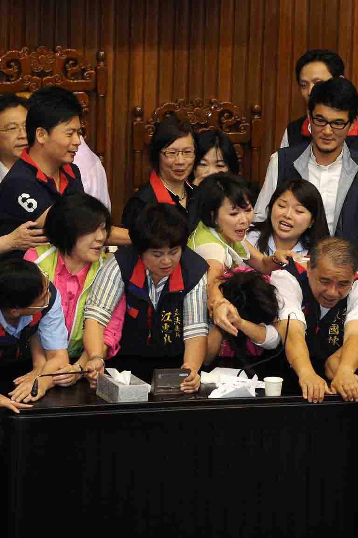 Erst im Juni 2013 war in Taiwans Parlament ein Streit über die Abschaffung einer Kapitalsteuer in eine handfeste Rauferei ausgeartet. Abgeordnete von Regierung und Opposition versuchten, sich mit den Fäusten Zugang zum Rednerpult zu verschaffen. Eine Parlamentarierin schüttete Kaffee auf eine Widersacherin. Eine weitere Abgeordnete brach vor laufenden Kameras in Tränen aus, als sie von einem männlichen Kollegen rabiat vom Podium vertrieben wurde.
