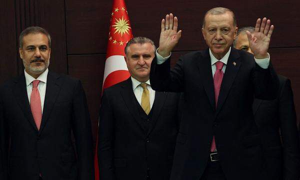 Erdoğan mit dem neuen Außenminister Hakan Fidan (ganz li.) sowie Sportminister Osman Aşkin Bak. 