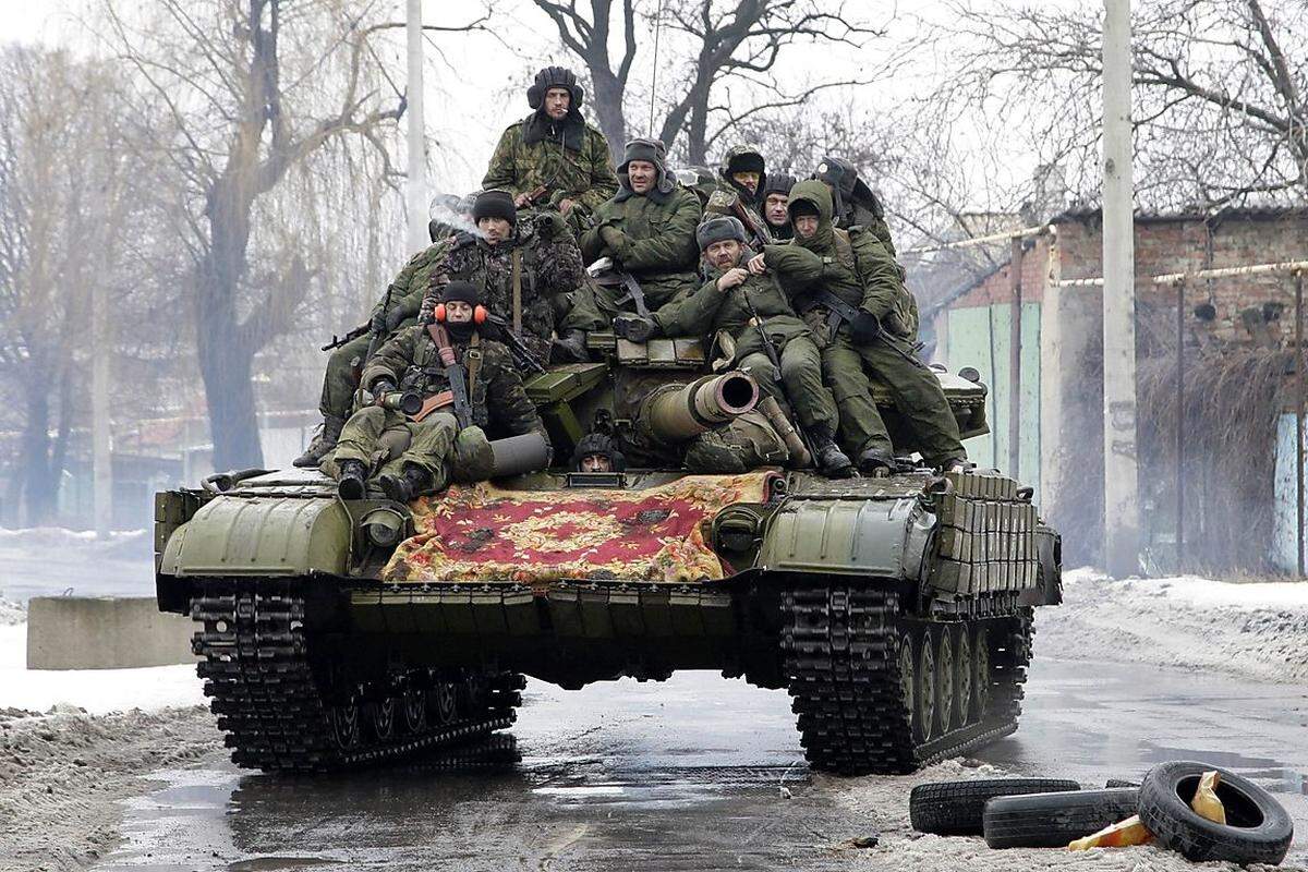Aber es sind Menschen, die in ihnen sitzen - oder nach alter sowjetischer "Tank Rider"-Tradition auf ihnen wie hier diese prorussischen Rebellen nahe Donetsk.