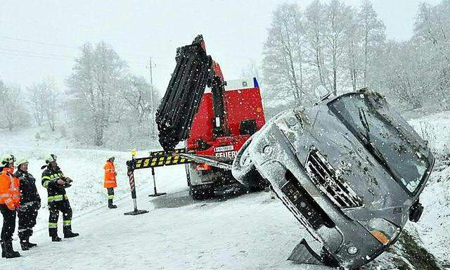 Die Bergung eines Unfallautos, das auf der 'Hofleiten' (Bezirk Südoststeiermark) von der schneebedeckten Fahrbahn abgekommen ist