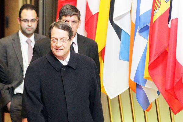 Der zyprische Präsident Anastasiades reist zu Verhandlungen nach Brüssel, wo auch die Euro-Finanzminister zusammenkommen. In der Nacht auf Montag, 25. März, stimmen die Euro-Finanzminister dem Rettungspaket über zehn Milliarden Euro zu.