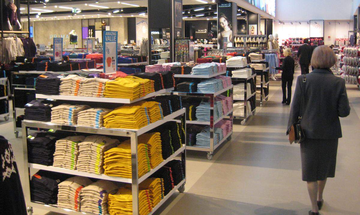 Viele Geschäfte hatten am Eröffnungsabend schon für die neugierigen Gäste geöffnet. Der Magnet schlechthin war der irische Mode-Diskonter Primark. Auf über 4000 Quadratmeter Verkäufsfläche tritt er zum ersten Mal in Ostösterreich in den Handelsring. Aber auch alle andere Topplayer der Textilbranche wie H&amp;M, C&amp;A und P&amp;C zeigen sich zuversichtlich und sind im Shopping Resort Gerasdorf vertreten.