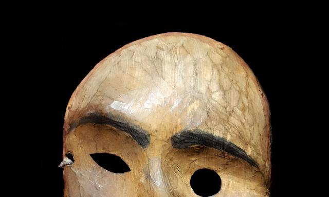 Schizophrene Schamanen: eine Geistermaske, die Inuit in Alaska bei rituellen Tänzen trugen. 