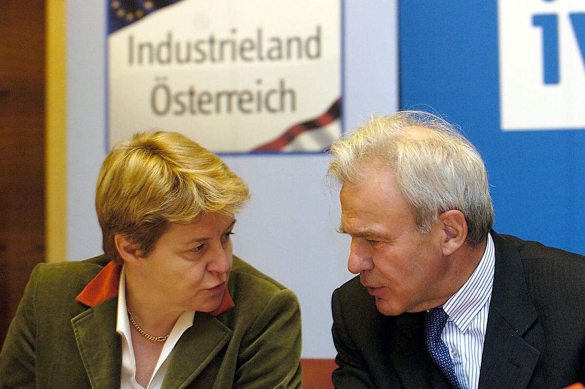 Obwohl schon lange nicht mehr aktiv für die SPÖ tätig, wurden Stellenstreichungen bei Siemens von manchen Oppositionsparteien aufgegriffen, um der SPÖ eine arbeitnehmerfeindliche Politik vorzuwerfen.  Im Bild: Mit IV-Präsident Veit Sorger