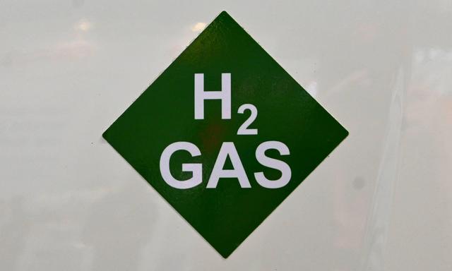 Aufkleber H2 Gas auf einem LKW mit Flüssig Wasserstoff - Antrieb.