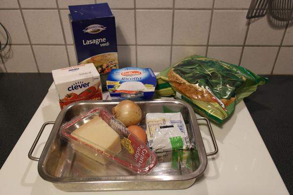 Zutaten:  1 große Zwiebel 1 Pkg. Lasagneblätter 450 gr. TK-Blattspinat 250 gr. Ricotta 1 Dose passierte Tomaten 3-4 Knoblauchzehen 1 Ei 10 EL Parmesan 3 EL Butter 2 EL Mehl 250 ml. Milch Salz, Pfeffer, Muskat