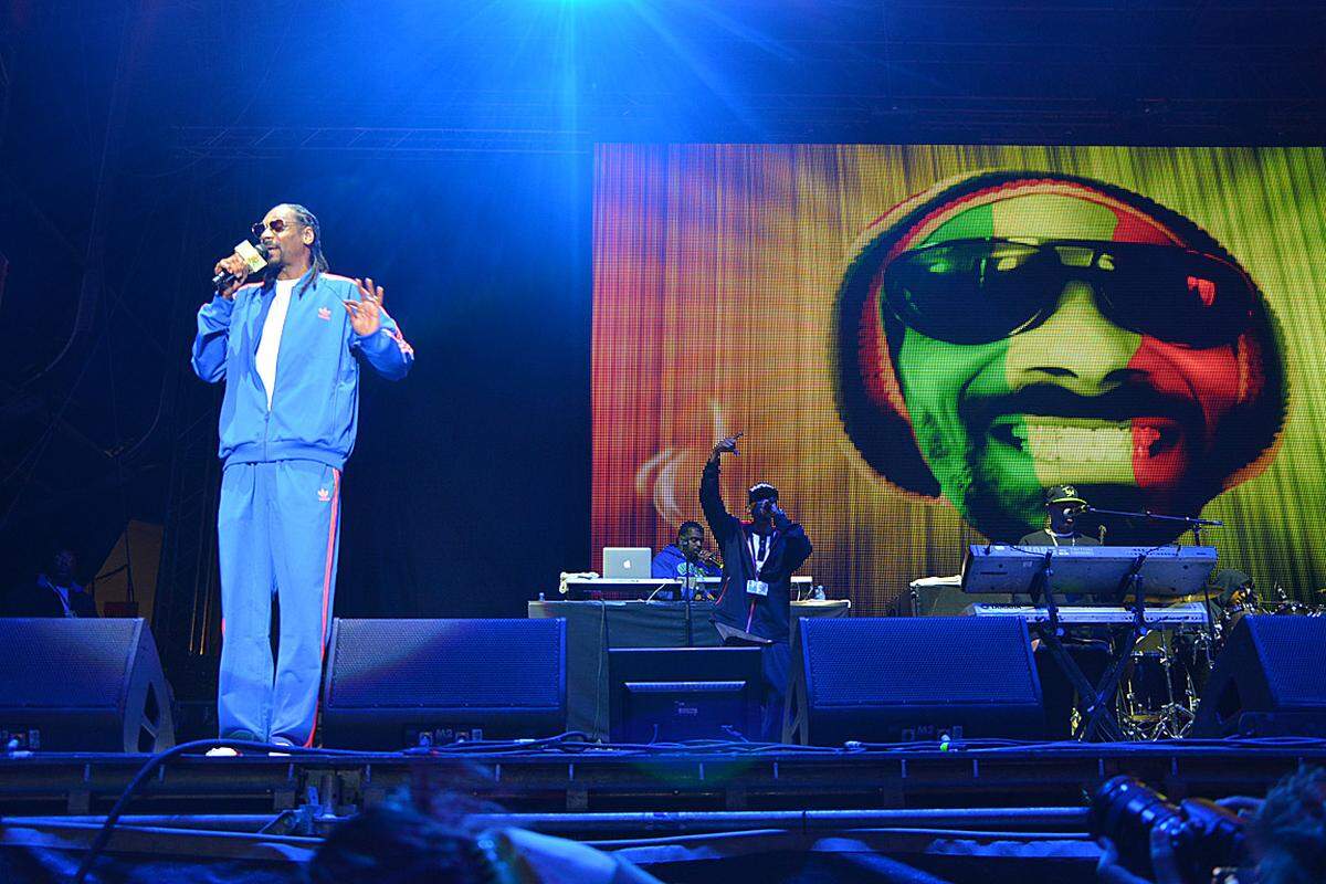 Bei Rapper Snoop Doog alias Snoop Lion, der anschließend im knalligen Trainingsanzug die Bühne betrat, konnte diese kaum höher sein. Im Line-Up war der US-Musiker als Snoop Lion angekündigt, sein Alter Ego im Reggae-Gewand. Tatsächlich rappte er sich durch seine Diskographie - von "Who Am I (What's my Name)" bis "Drop it like it's hot" und jene von Sprechgesangskollegen ("Jump Around", "Hypnotize Me").