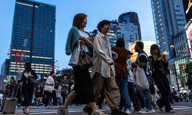 Fußgänger an der Shibuya-Kreuzung in Tokio, einer der verkehrsreichsten Kreuzungen der Welt.