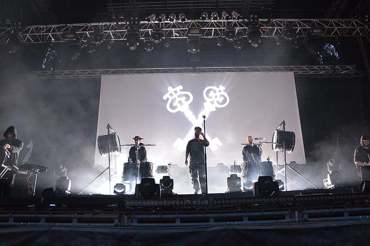 Episch-orchestral auf der kleineren "Green Stage" währenddessen der Auftritt des Franzosen Woodkid. Der Maestro selbst und seine musikalischen Begleiter erschienen in schwarz, es ertönte: "The Golden Age is over".