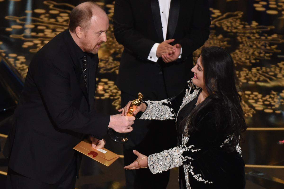 Der Star der Fernsehserie "Louie" überreichte diesen Preis anschließend an die pakistanische Journalistin Sharmeen Obaid-Chinoy für ihren Film "A Girl in the River: The Price of Forgiveness".