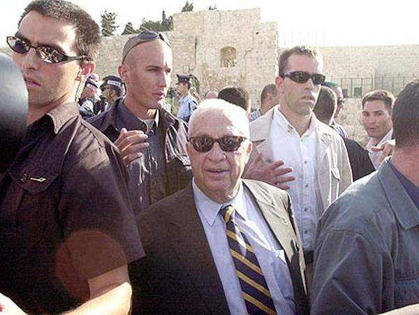 Juli: Ein Gipfel Barak-Arafat in Camp David scheitert an Jerusalem- und Flüchtlingsfrage.  - 28. September: Tempelberg-Besuch von Likud-Oppositionschef Ariel Sharon löst zweite Intifada ("Al-Aksa-Intifada") aus.  Arafat in Ramallah praktisch unter Hausarrest.