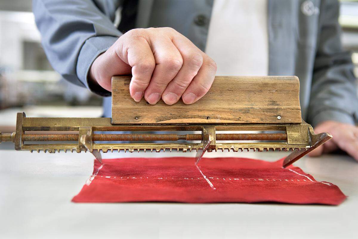 Hier kommt der traditionelle Tafelschnitt zum Einsatz, das Leder wird ausgezogen.