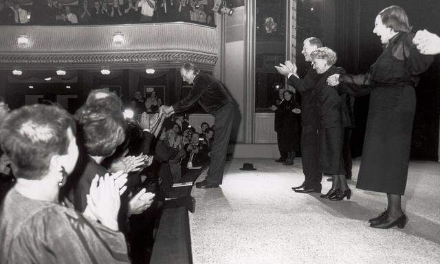 Der letzte öffentliche Auftritt des Dichters: Thomas Bernhard an der Rampe, dahinter Claus Peymann nach der Premiere von „Heldenplatz“ am 4. 11. 1988 im Burgtheater.