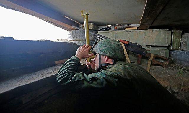 Ein Kämpfer der Separatisten in Luhansk auf einem Archivbild aus dem April 2021.