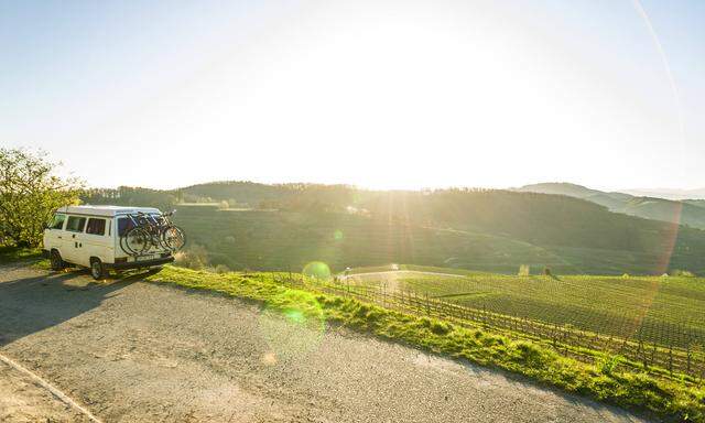 Camping ist der neue Trend. Urlaubsreisen mit dem eigenen Wohnmobil zählen seit der Pandemie zu den Träumen vieler Sonnenhungriger.  