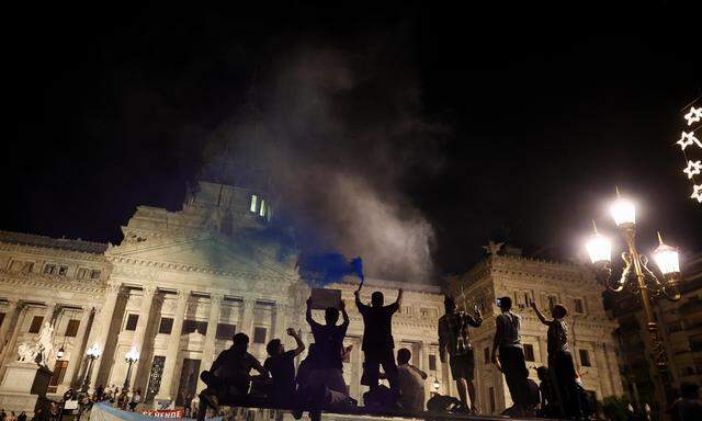 Noch in der Nacht auf Donnerstag kam es zu wütenden Protesten in Buenos Aires.