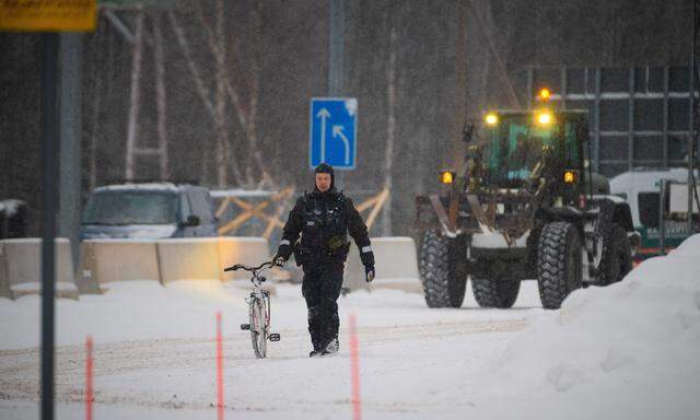 Nach den Grenzsperren im Süden Finnlands versuchten Migranten mit Fahrrädern zu den verschneiten Übergängen im Norden des Landes zu gelangen. 