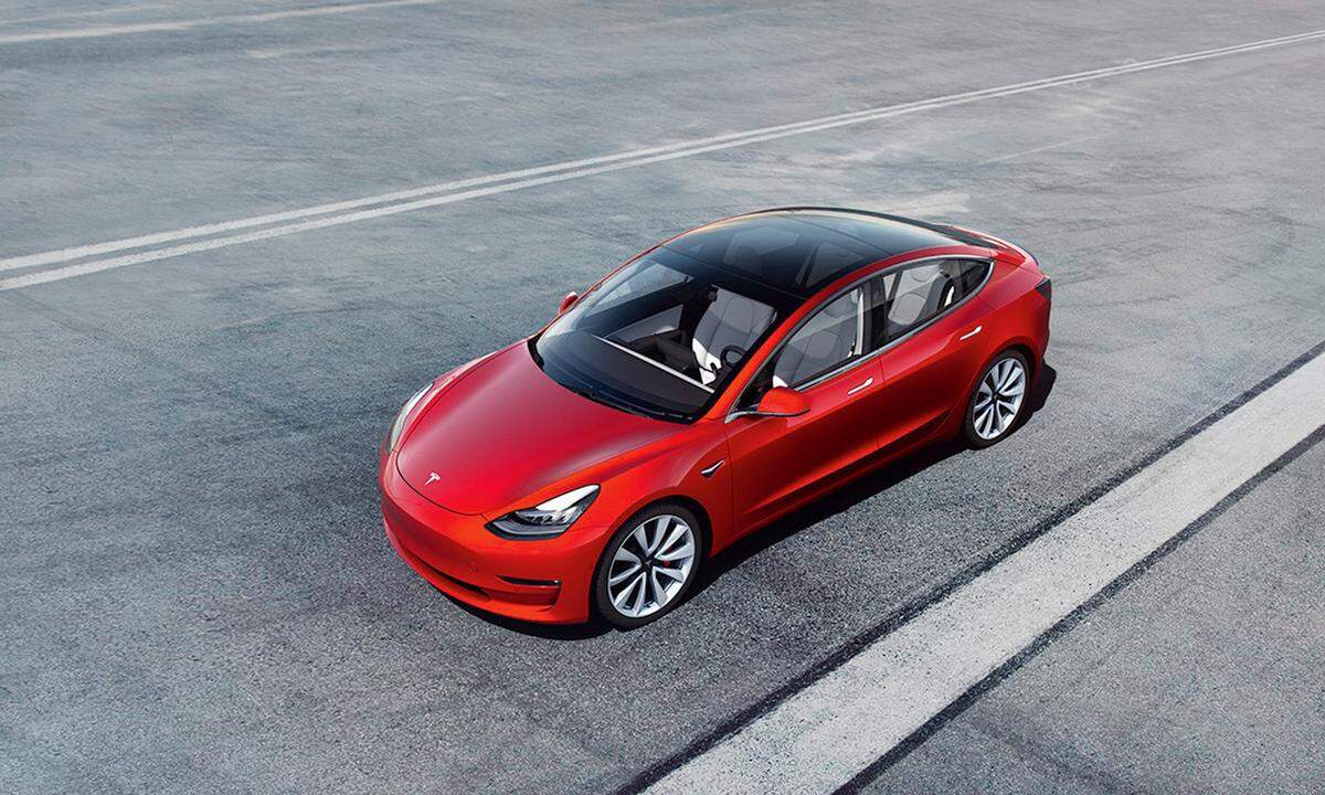 Tesla bittet wieder zum Messestand, wo das Model 3 (Markteinführung im März) ausgestellt ist.