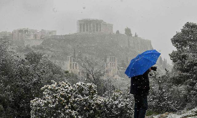 Schneefall in Athen sorgt für Chaos.